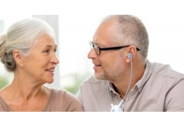 Cómo elegir auriculares amplificados para la televisión para personas con discapacidad auditiva y personas mayores